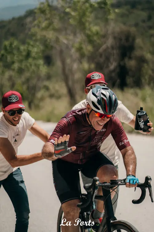 imagen la ports del maresme ciclistas subiendo santa fe al amanecer